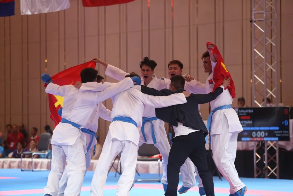 Niềm vui chiến thắng của các VĐV nội dung đồng đội nam kumite. Ảnh: DŨNG PHƯƠNG