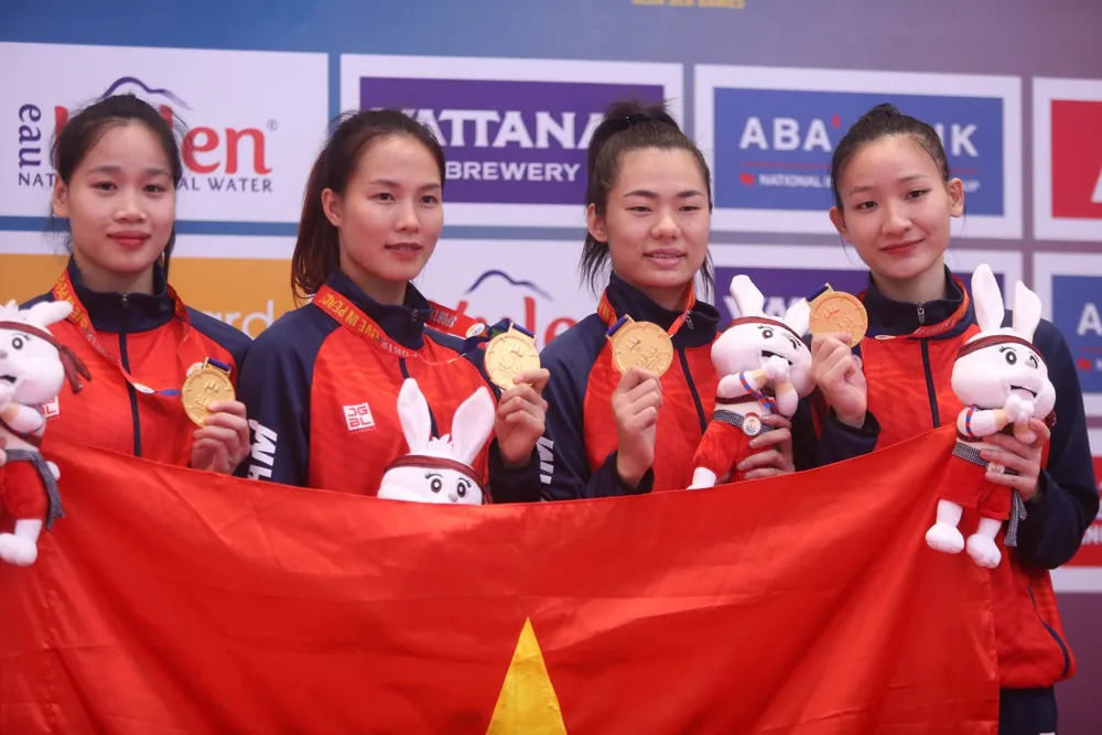 Hoàng Thị Mỹ Tâm (bìa phải) cùng các đồng đội giành HCV nội dung đồng đội nữ kumite. Ảnh: DŨNG PHƯƠNG