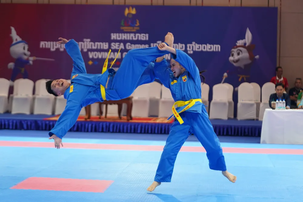 Nguyễn Thị Hoài Nương và Nguyễn Hoàng Dũ xuất sắc giành tấm HCV nội dung tự vệ nữ. Ảnh: DŨNG PHƯƠNG