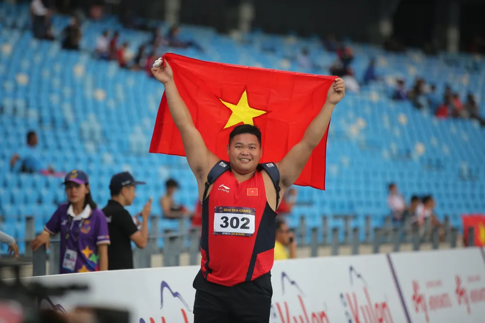 Phan Thanh Bình giành huy chương lịch sử cho đẩy tạ Việt Nam. Ảnh: DŨNG PHƯƠNG
