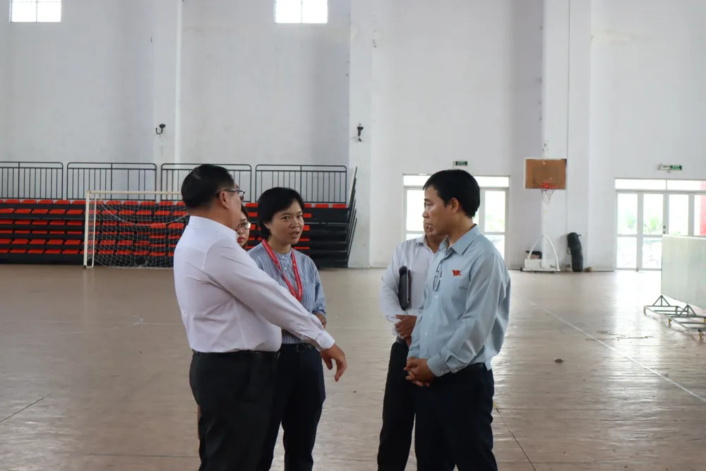 Các thành viên đoàn khảo sát tham quan cơ sở vật chất của trường THPT Năng khiếu TDTT huyện Bình Chánh. Ảnh: THANH TÙNG