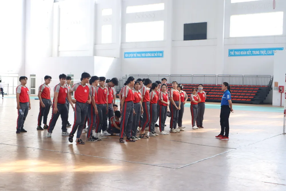 Học sinh học giáo dục thể chất tại khu nhà tập luyện của trường. Ảnh: THANH TÙNG