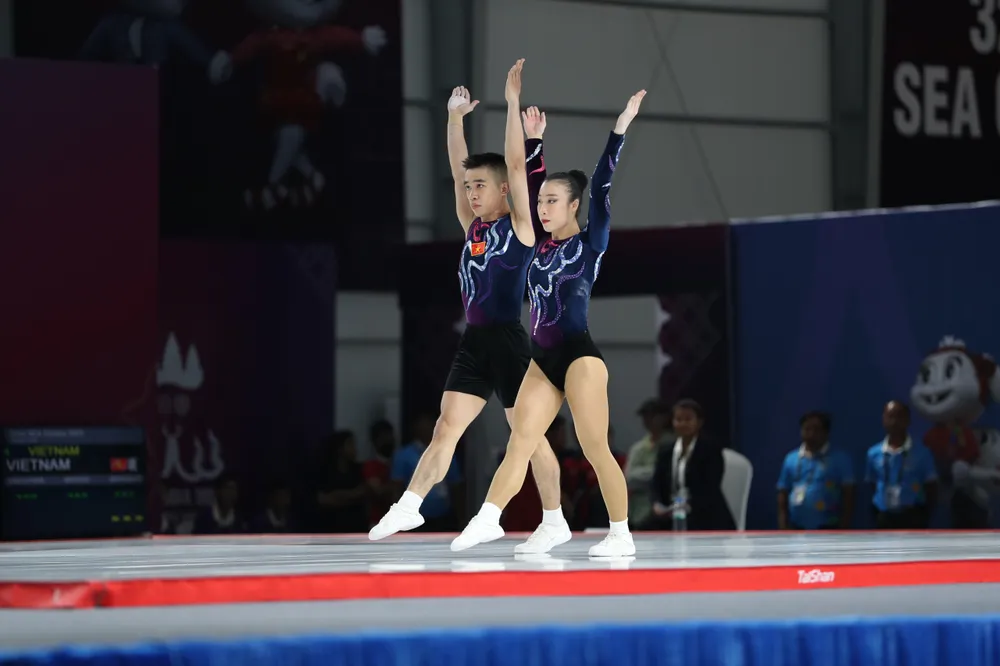 Hoàng Phong và Thúy Vi ở bài dự thi đôi nam nữ. Ảnh: DŨNG PHƯƠNG