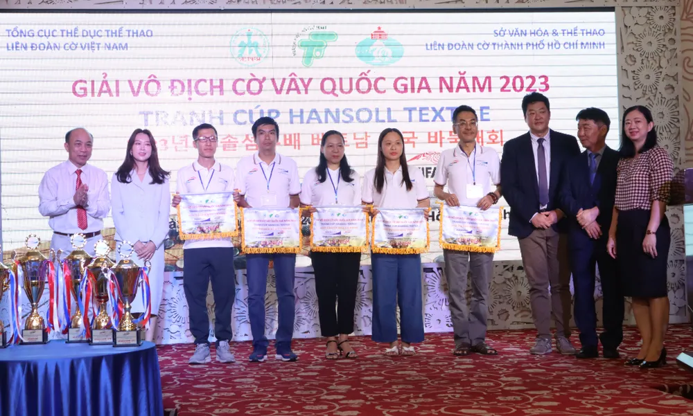 BTC trao cờ kỷ niệm cho các đơn vị tham dự giải. Ảnh: THANH TÙNG