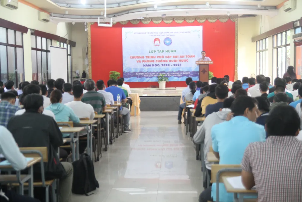 Chương trình tập huấn ở bộ môn bơi được tổ chức tại cơ sở 215C Lý Thường Kiệt (quận 11). Ảnh: THANH TÙNG