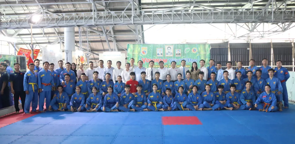 Đoàn đại biểu chụp hình lưu niệm cùng các thành viên đội tuyển Vovinam TPHCM. Ảnh: THANH TÙNG