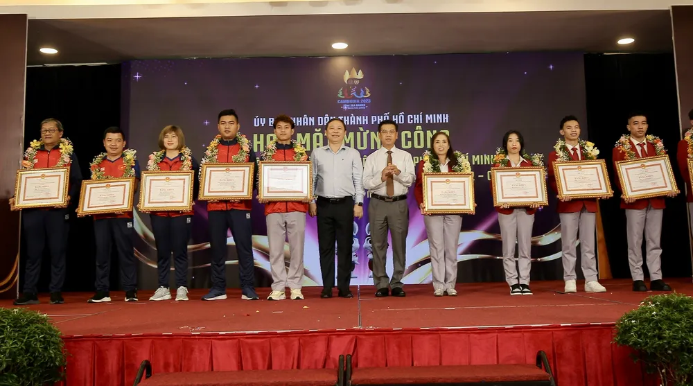 Trao tặng bằng khen của UBND TPHCM cho các cá nhân đạt thành tích cao tại SEA Games 32. Ảnh: DŨNG PHƯƠNG