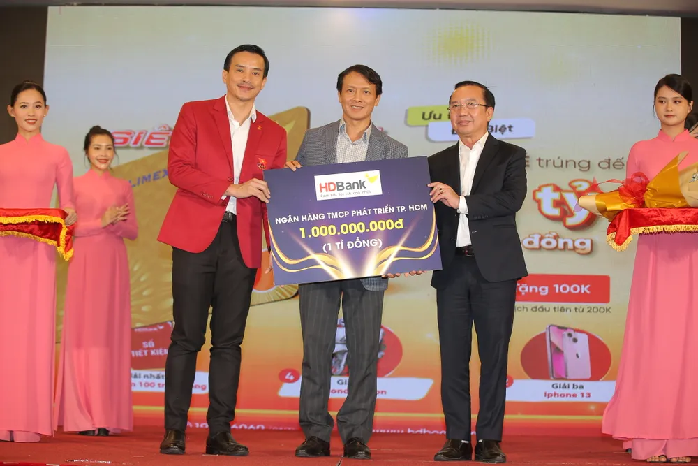 Các đơn vị, doanh nghiệp, mạnh thường quân hỗ trợ thêm nguồn kinh phí để khen thưởng cho các HLV, VĐV. Ảnh: DŨNG PHƯƠNG