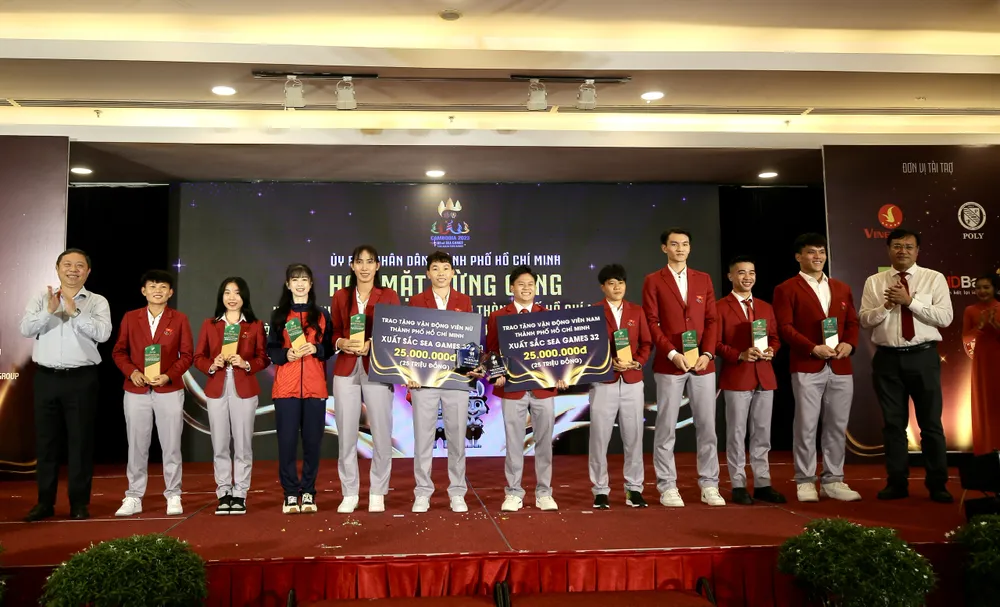 Vinh danh 2 VĐV nam/nữ TPHCM xuất sắc tại SEA Games 32 do Hội đồng chuyên môn bình chọn. Ảnh: DŨNG PHƯƠNG