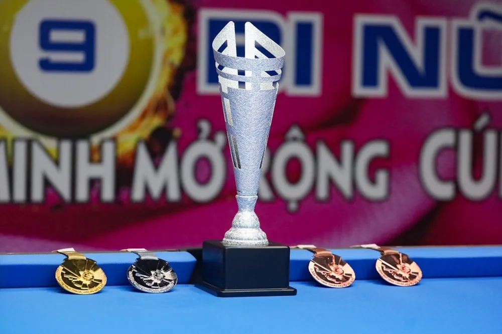 Huy chương và Cúp chiến thắng tại giải đấu