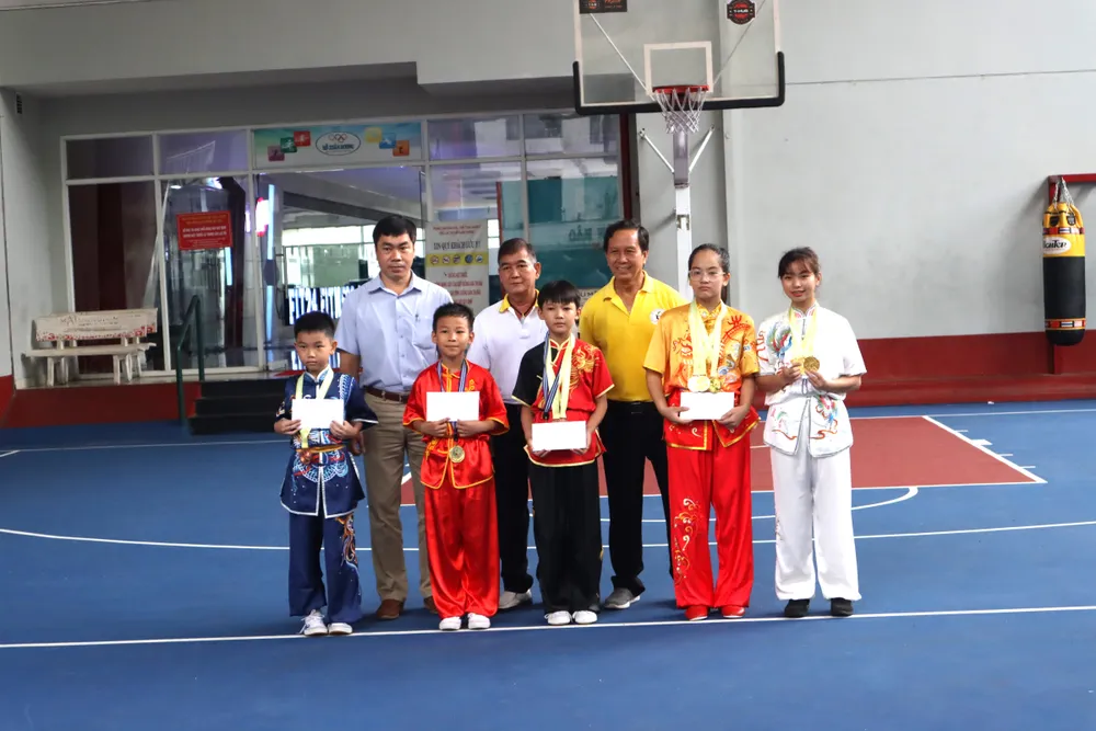 Các tuyển thủ trẻ đạt thành tích tại giải wushu toàn thành được Trung tâm Văn hoá - Thể thao quận 3 khen thưởng. Ảnh: THANH TÙNG