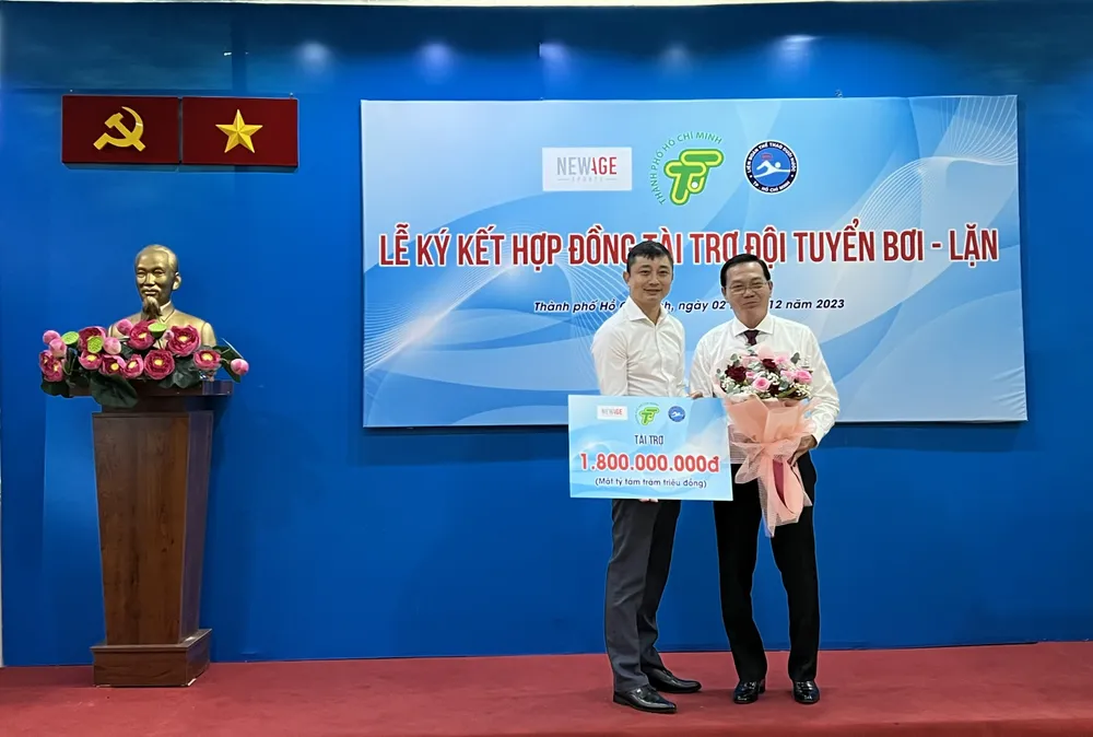 Nhà tài trợ trao số tiền 1,8 tỷ đồng để Liên đoàn Thể thao dưới nước TPHCM đầu tư cho tài năng bơi - lặn thành phố. Ảnh: DŨNG PHƯƠNG 