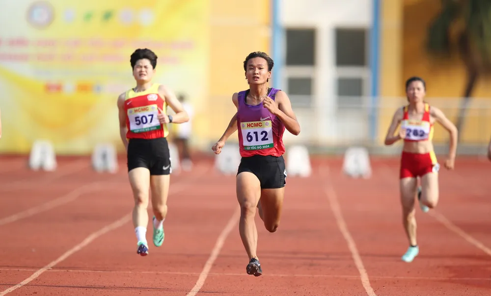 Nhi Yến (số đeo 612) giành HCV nội dung 100m nữ. Ảnh: DŨNG PHƯƠNG 
