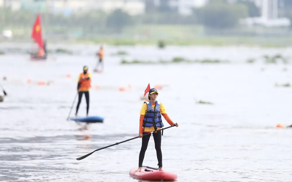 Sôi nổi các giải đấu thể thao dưới nước trên sông Sài Gòn. Ảnh: DŨNG PHƯƠNG 