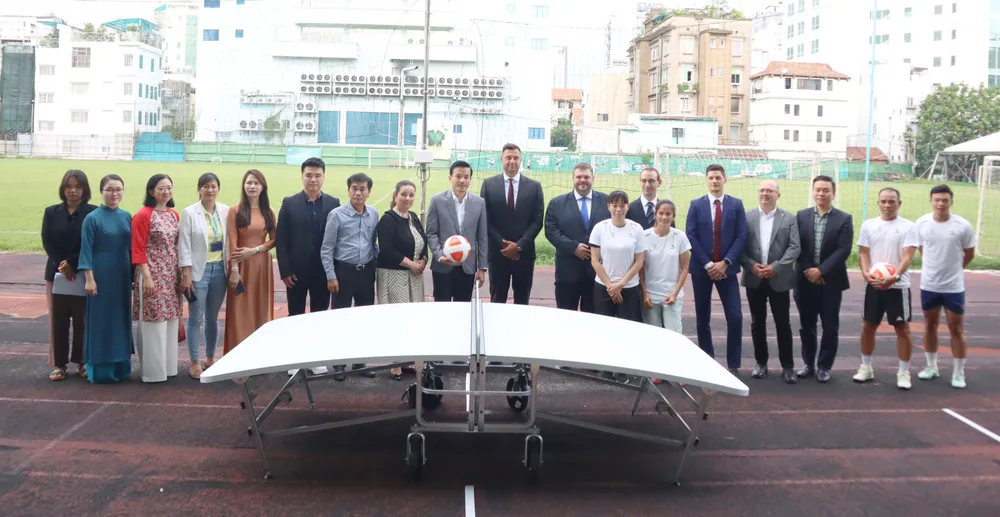 Đại diện Sở VH-TT TPHCM cùng Liên đoàn Teqball quốc tế. Ảnh: THANH TÙNG 