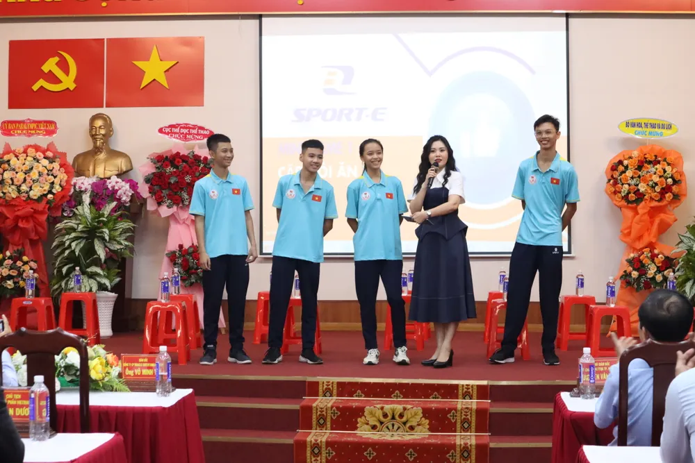 Các tuyển thủ trẻ luyện tập cách giao tiếp, giới thiệu bản thân cùng chuyên gia. Ảnh: THANH TÙNG 