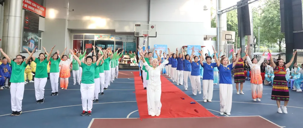 Hơn 300 HLV, VĐV tham gia biểu diễn tại lễ kỷ niệm. Ảnh: THANH TÙNG 