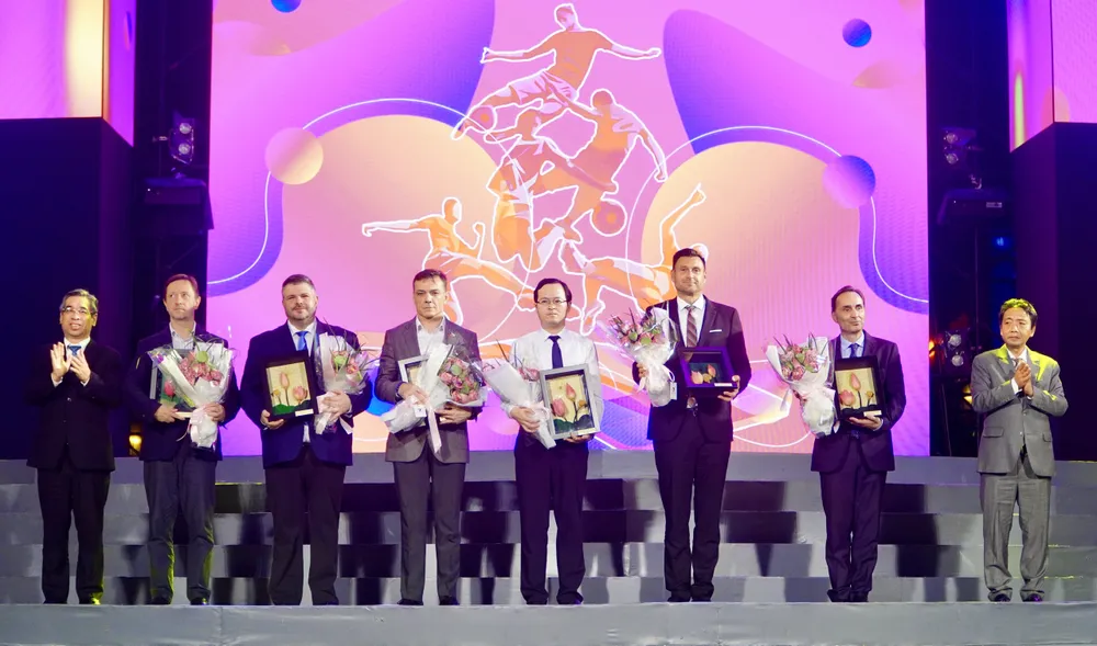 Thứ trưởng Hoàng Đạo Cương và Phó Bí thư Thành ủy TPHCM Nguyễn Phước Lộc trao hoa và kỷ niệm chương cho đại diện các đơn vị đã đồng hành, phối hợp hỗ trợ tại giải. Ảnh: DŨNG PHƯƠNG 