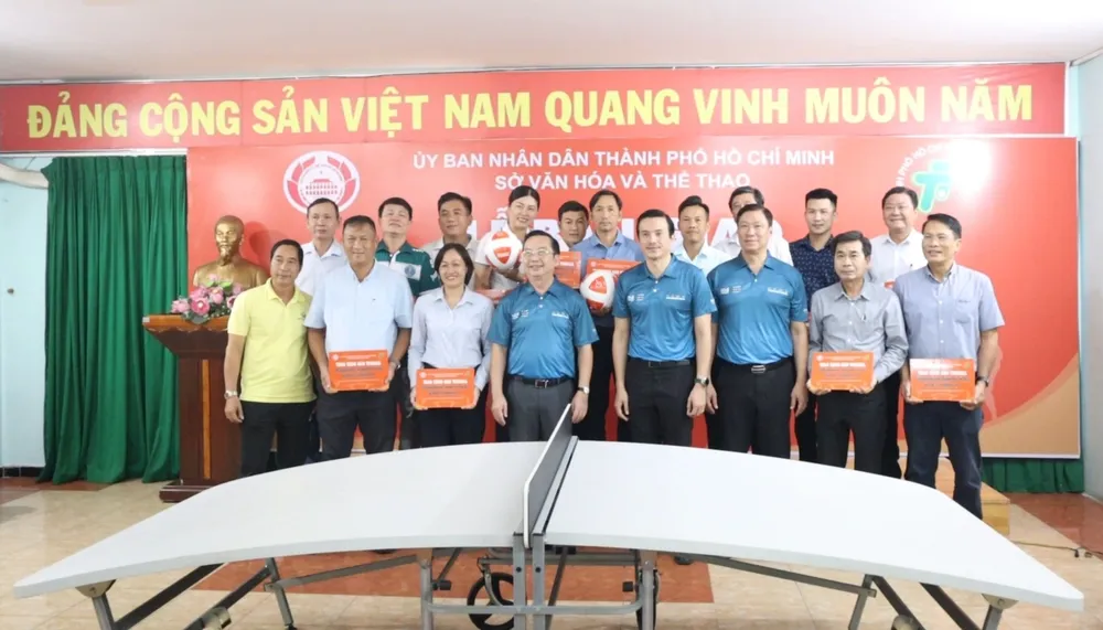Đại diện Sở VH-TT TPHCM bàn giao các trang thiết bị cho các đơn vị. Ảnh: THANH TÙNG 