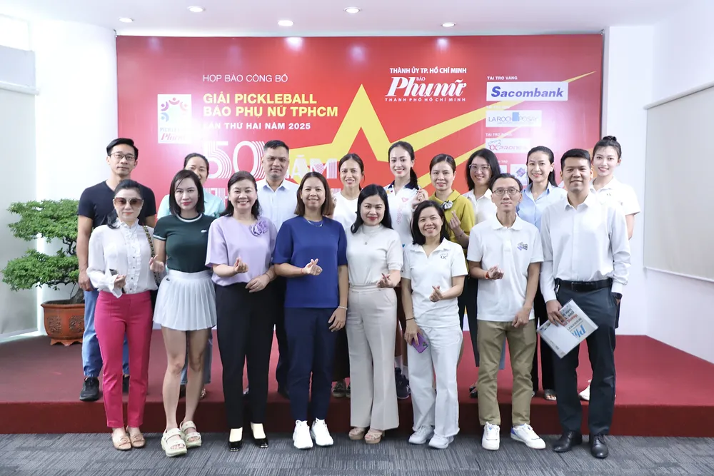 Ban tổ chức cùng các khách mời tại họp báo