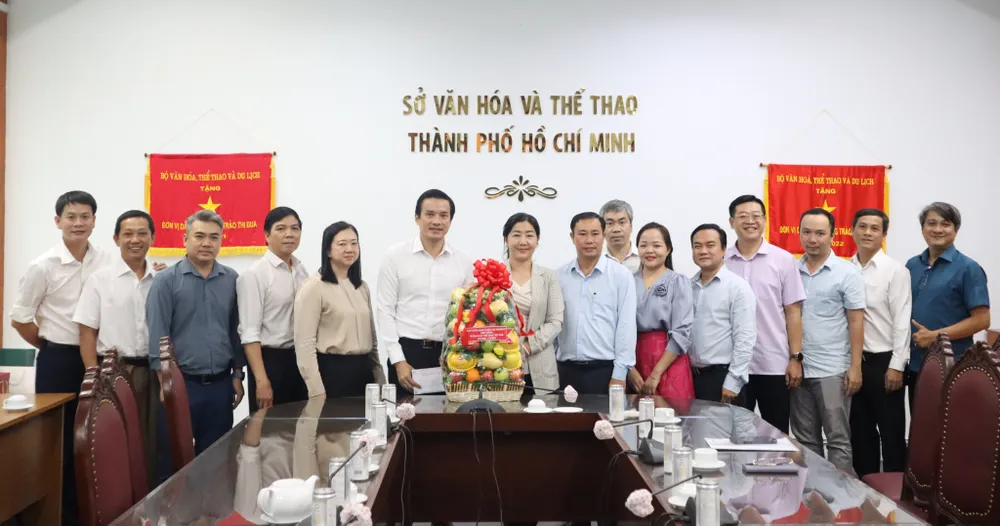 Đoàn đại biểu Ban Tuyên giáo và Dân vận Thành ủy TPHCM đến thăm và tặng quà chúc mừng Sở VH-TT TPHCM. Ảnh: THANH TÙNG 