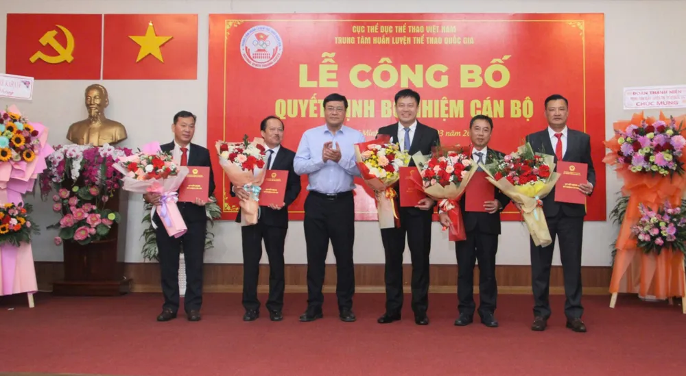 Cục trưởng Cục TDTT Việt Nam Đặng Hà Việt trao quyết định bổ nhiệm Ban Giám đốc Trung tâm Huấn luyện thể thao quốc gia 