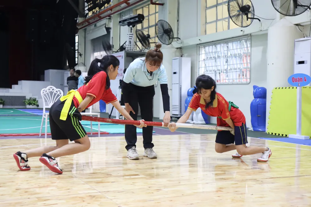 Đẩy gậy đòi hỏi người chơi phải có sức khỏe tốt, sự khéo léo và kỹ- chiến thuật. Ảnh: THANH TÙNG 