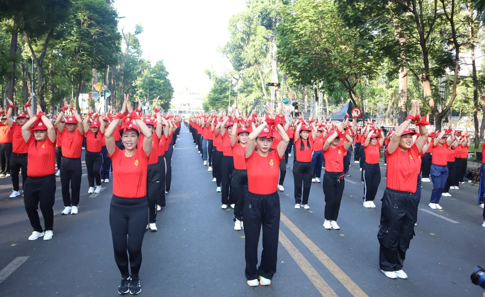 Hơn 1.100 người tham gia đồng diễn thể dục thể thao. Ảnh: THANH TÙNG 