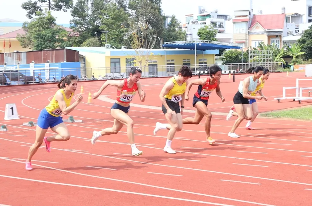 Màn so kè hấp dẫn tại cự ly 100m nữ. Ảnh: THANH TÙNG 