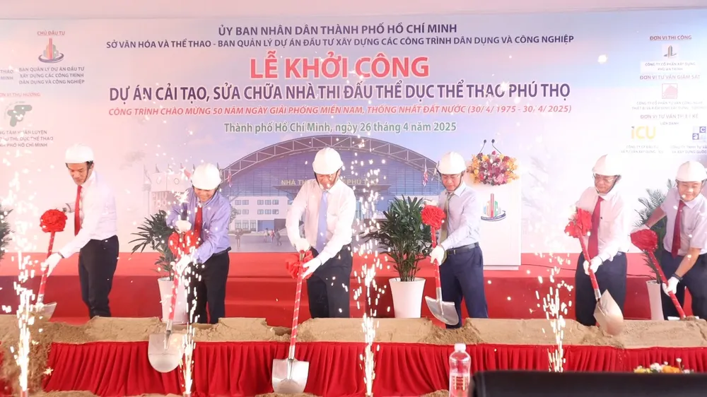 Các lãnh đạo thực hiện nghi thức khởi công dự án Nhà thi đấu TDTT Phú Thọ. Ảnh. THANH TÙNG