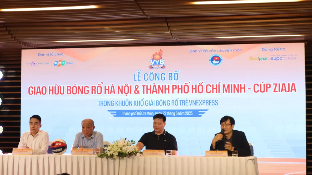 Ban tổ chức thông tin về giải đấu đến truyền thông và các đội bóng. Ảnh: THANH TÙNG 