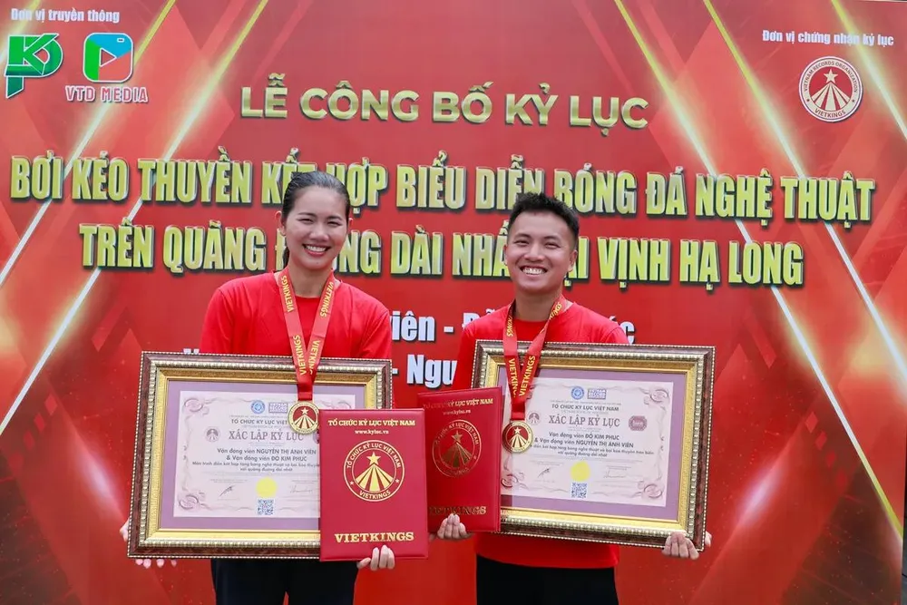 Ánh Viên cùng Kim Phúc được xác nhận kỷ lục Việt Nam với màn kết hợp độc đáo giữa bơi và tâng bóng nghệ thuật