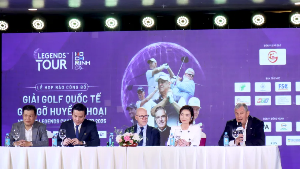 Ban tổ chức cung cấp thông tin giải đấu đến giới mộ điệu. Ảnh: THANH TÙNG 