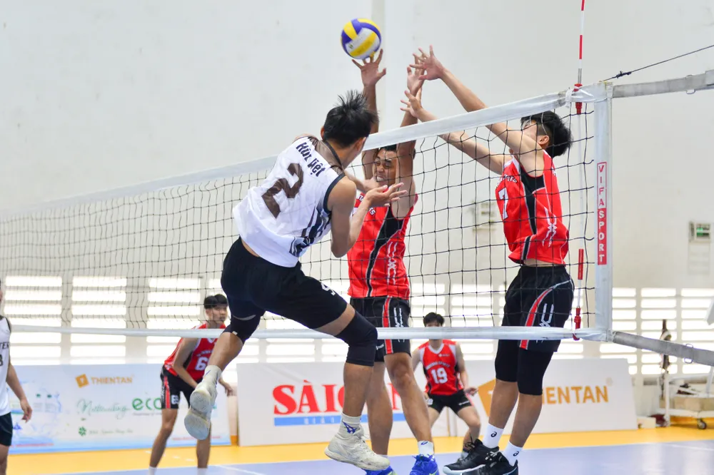 Cúp bóng chuyền Thiên Tân là dịp để các bạn sinh viên phô diễn tài năng. Ảnh: DŨNG PHƯƠNG 