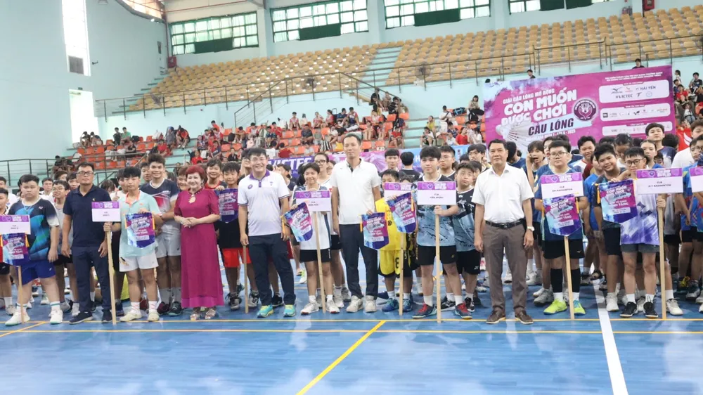 BTC trao cờ lưu niệm cho các CLB tham dự. Ảnh: THANH TÙNG 