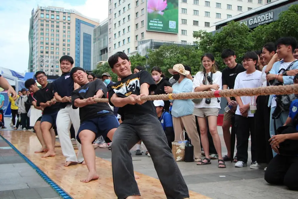 Người dân tham gia kéo co tại Phố đi bộ Nguyễn Huệ 
