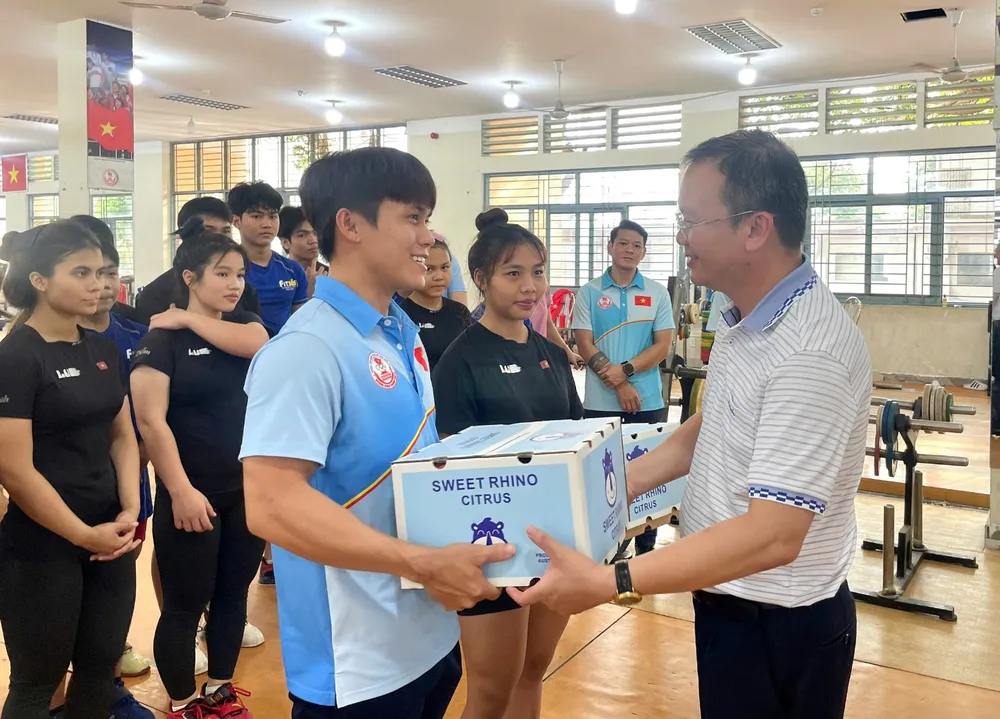 Phó Cục trưởng Nguyễn Hồng Minh (phải) trao tặng quà, động viên tinh thần các VĐV tại Trung tâm HLTTQG