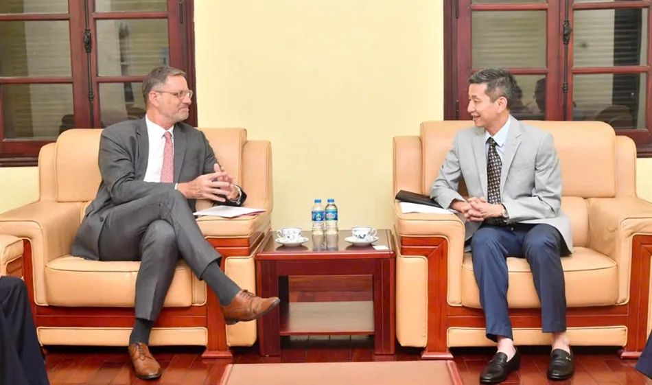 Cục trưởng Cục TDTT Việt Nam Nguyễn Danh Hoàng Việt (phải) tại buổi gặp gỡ ông Olivier Brochet – Đại sứ Pháp tại Việt Nam