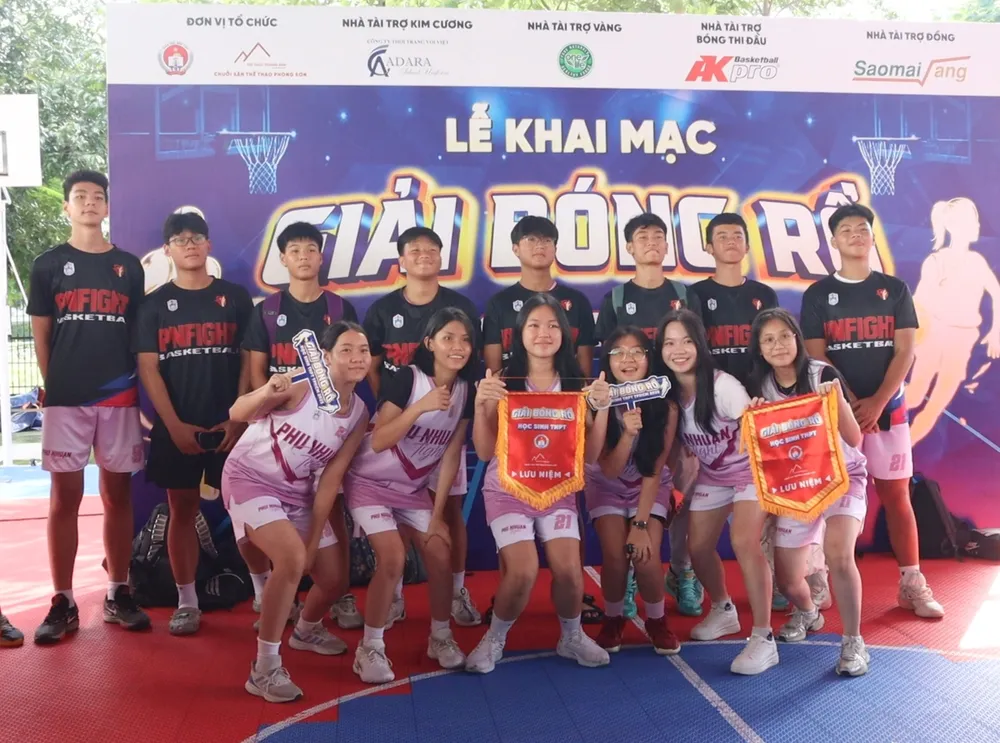 Các VĐV hào hứng trước giờ thi đấu. Ảnh: THANH TÙNG 