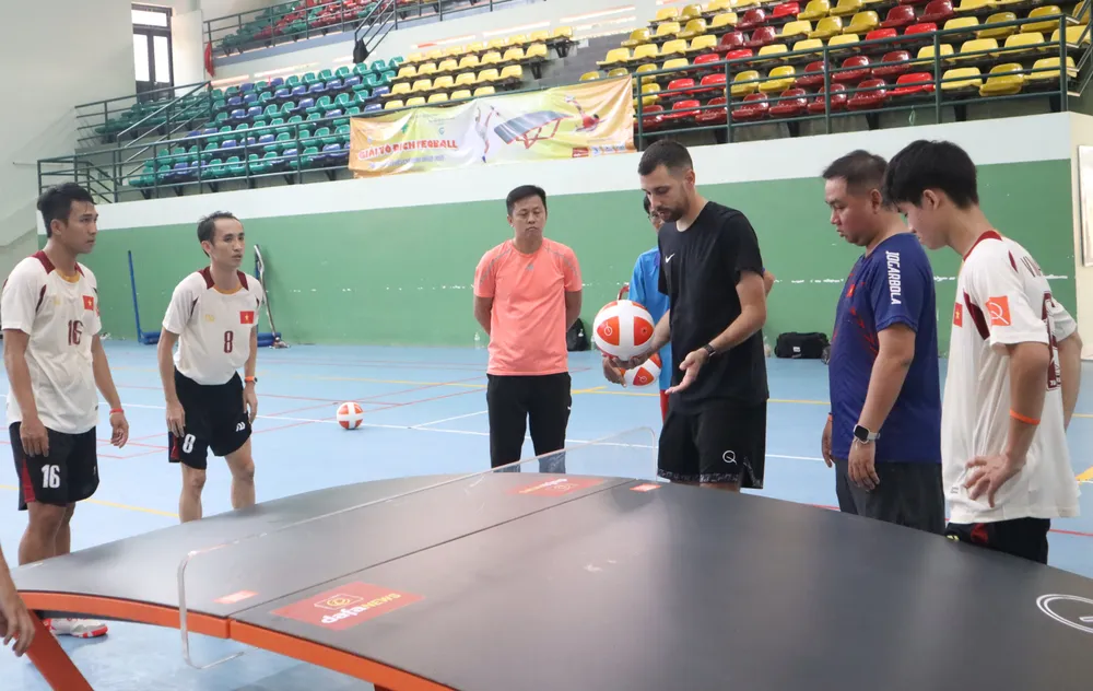 Chuyên gia Hungary hướng dẫn các kỹ thuật cho HLV, VĐV. Ảnh: THANH TÙNG 