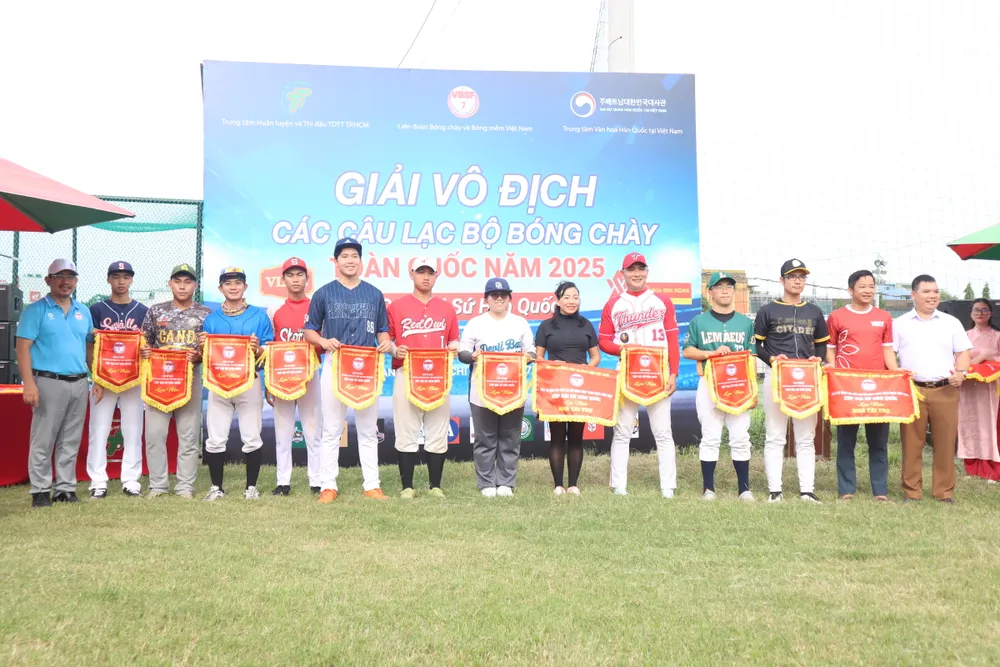 Ban tổ chức trao tặng cờ lưu niệm các đội tham dự giải. Ảnh: THANH TÙNG 