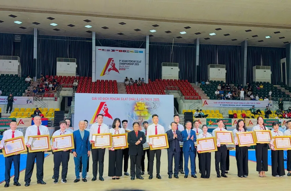 Các thành viên đội tuyển pencak silat quốc gia được trao tặng Huân chương Lao động từ Chủ tịch nước