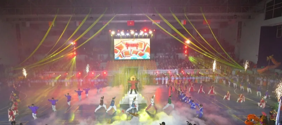 Chương trình lễ khai mạc diễn ra hoành tráng với nhiều tiết mục dàn dựng công phu 