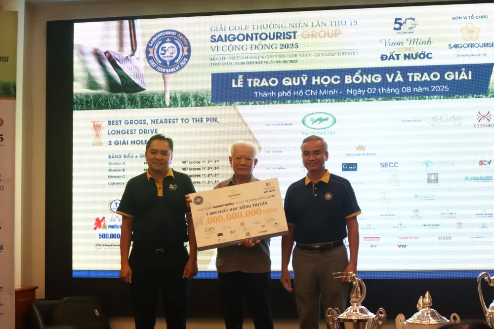 Chủ tịch Hội Bảo trợ Bệnh nhân nghèo TPHCM Trần Thành Long (giữa) đã thay mặt nhận bảng biểu quỹ học bổng do Saigontourist Group trao tặng. Ảnh: THANH TÙNG 