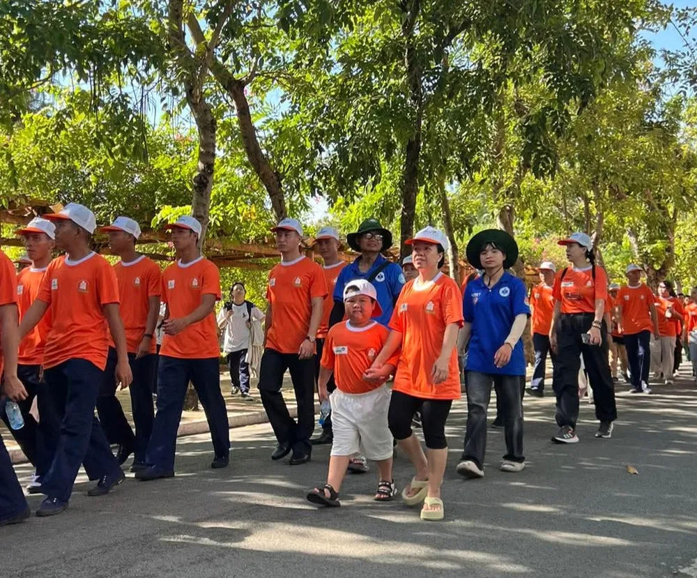 Hơn 5.000 người tham gia đi bộ đồng hành. Ảnh: THANH TÙNG 