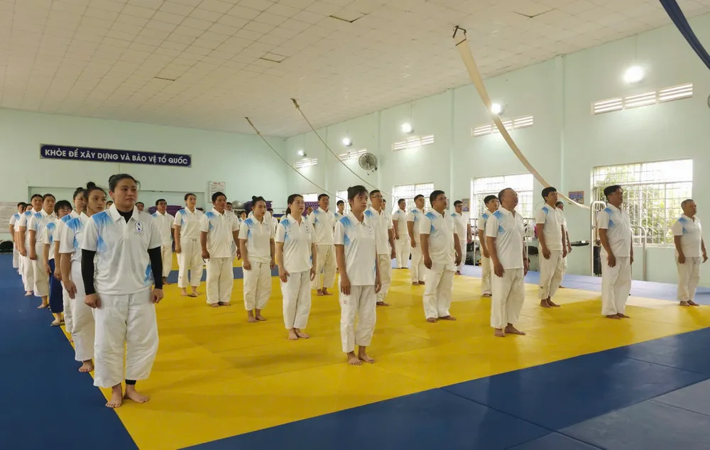 Các HLV và trọng tài tham dự buổi khai mạc khóa tập huấn kỹ thuật Judo. Ảnh: TRÚC GIANG