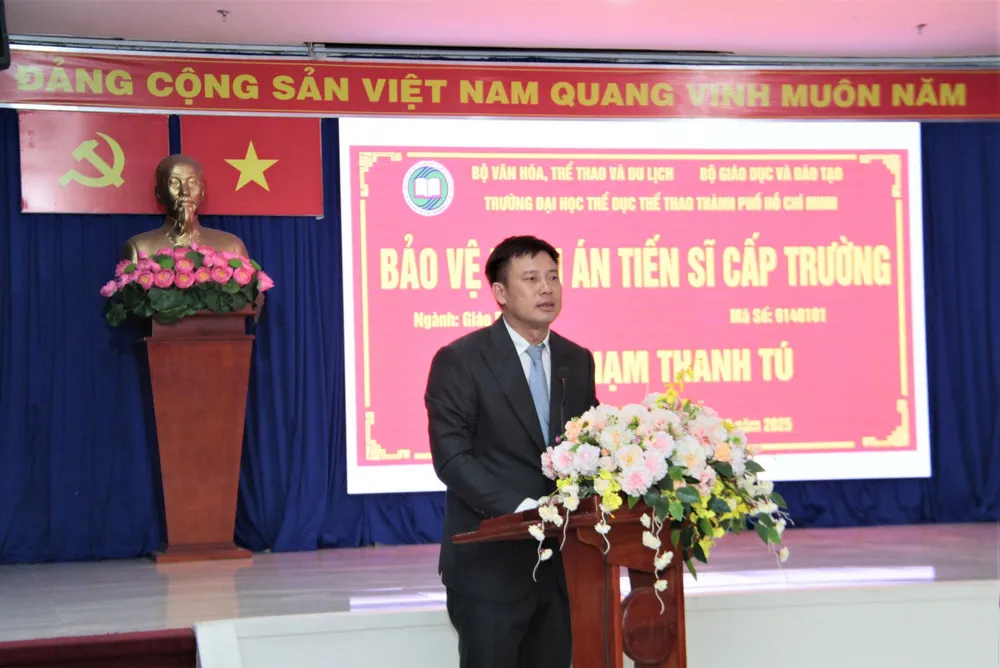 NCS Phạm Thanh Tú trình bày kết quả nghiên cứu trước Hội đồng