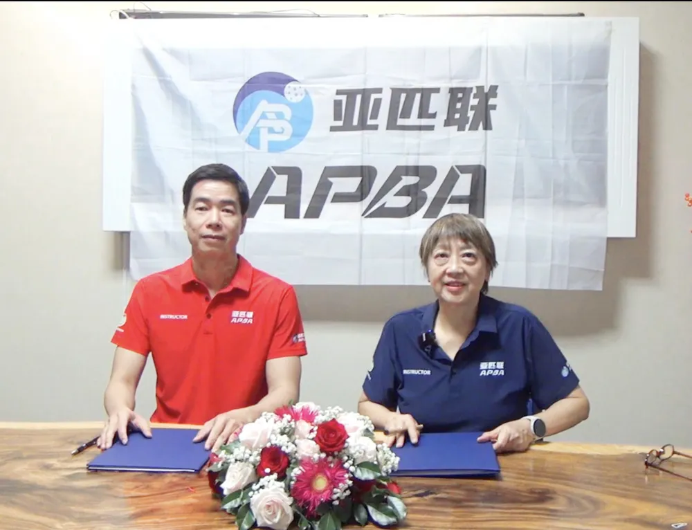 Buổi ký kết tại TPHCM giữa Dương Cao và bà Janet Lye - Giám đốc đào tạo Hiệp hội Pickleball Châu Á ( APBA)
