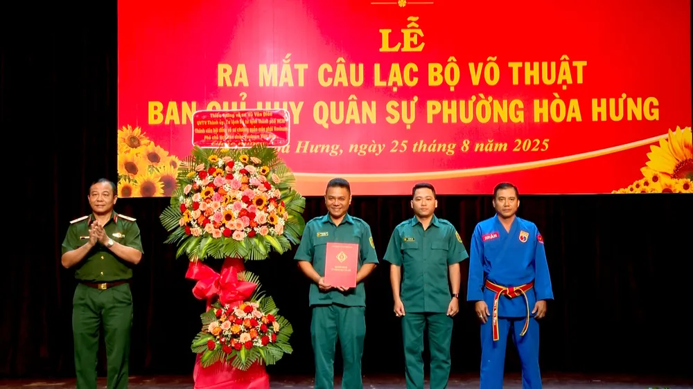 Thiếu tướng Vũ Văn Điền (trái) chúc mừng Ban Chủ nhiệm Câu lạc bộ võ thuật Ban Chỉ huy Quân sự phường Hòa Hưng ra mắt