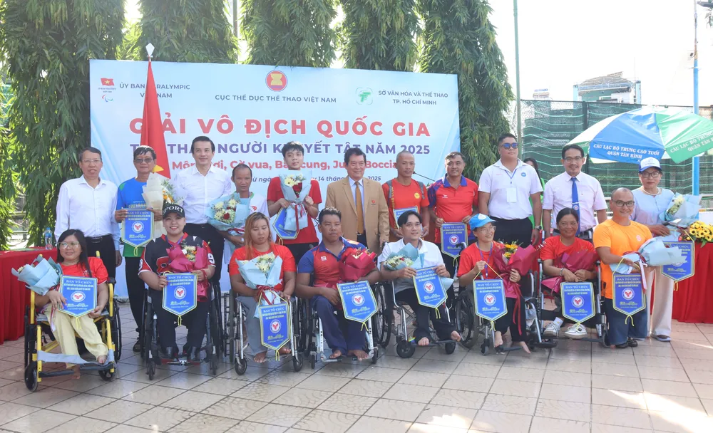 BTC chụp ảnh lưu niệm cùng đại diện các đoàn tham dự giải. Ảnh: THANH TÙNG 